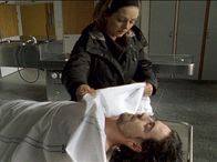 Mankells Wallander – Linda (Johanna Sällström) hat ihren Kollegen Stefan (Ola Rapace) geliebt.