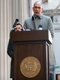 APB – Bürgermeister Michael Campos (Nestor Serrano)