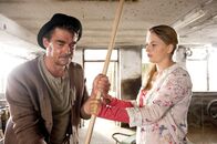 Der Bergdoktor – Anne (Ines Lutz, r.) ist entsetzt. Schon wieder trifft sie ihren Vater Arthur (Martin Feifel, l.) betrunken an.