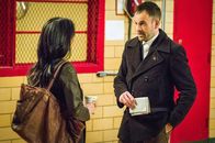 Elementary – Holmes (Jonny Lee Miller, r.) und Watson (Lucy Liu, l.) kümmern sich um einen lange zurückliegenden Fall, in dem ein Mann verdächtigt wurde, seine Frau umgebracht zu haben. Der Verdächtige hat nun ein Päckchen mit grausigem Inhalt bekommen: die Ohren seiner Frau, zusammen mit einer Lösegeldforderung ...