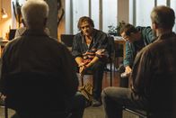 Tatort – Im Gruppenraum beginnt Ralf (Martin Feifel, Mitte) zu erzählen. Kriminalhauptkommissar Ivo Batic (Miroslav Nemec, links), Hasko (Leonard Caro, Mitte rechts) und Gerd Schneider (Thomas Limpinsel, rechts) hören ihm zu.