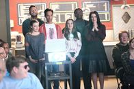 Community – Machen ihren eigenen Science Fiction-Film, um damit an Changs großen Hollywood-Erfolg anknüpfen zu können: Britta (Gillian Jacobs, l.), Jeff (Joel McHale, 2.v.l.), Abed (Danny Pudi, 3.v.l.), Annie (Alison Brie, 3.v.r.), Elroy (Keith David, 2.v.r.) und Annie (Alison Brie, r.) ...