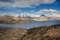 Der verschollene Tempel der Inka – Climber Pete Takeda on a mountain above Sibinacocha. (Jim Aikman)