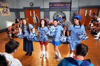 The Middle – Sue (Eden Sher, 2.v.r.) will als Vorsatz fürs neue Jahr etwas Eigenes auf die Beine stellen und bemüht sich darum, ein Cheerleading-Team für die Wrestler zu etablieren. Doch nur Ashley (Katlin Mastandrea, 2.v.l.), Ruth (Grace Bannon, l.) und Becky (Jessica Marie Garcia, r.) wollen mitmachen ...