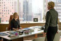 Suits – Faye (Denise Crosby, r.) wird als Vertreterin der New York Bar Association in die Kanzlei "Zane Specter Litt Wheeler Williams" geschickt, um dort aufzuräumen und hofft auf Katrinas (Amanda Schull, l.) Unterstützung.