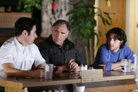 Numb3rs - Die Logik des Verbrechens – Gehen den Fall von Finn Montgomery noch einmal durch: Don (Rob Morrow, l.), Charlie (David Krumholtz, r.) und Alan (Judd Hirsch, M.) ...