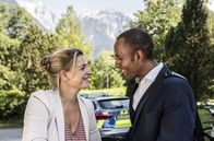 Watzmann ermittelt – Johanna Beissl (Ines Lutz, l.) und Jerry Paulsen (Peter Marton, r.) verabschieden sich vor dem Polizeirevier.