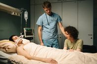 AIDS - In Zeiten der Liebe – Bernhard Hoestermann (Clemens Bobke, M.) pflegt Heiko (Evangelos Tsarkowistas, l.) während Dirk (Benjamin Viziotis, r.) an seinem Bett sitzt.