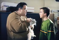 Malcolm mittendrin – Craig (David Anthony Higgins, li.) hat Malcolm (Frankie Muniz) mit einer Lüge zu sich gelockt.