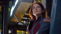 Stargate Atlantis – Dr. Weir (Torri Higginson) blickt auf das Meer...