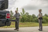 The Mule – v.li.: Earl Stone (Clint Eastwood), Texas State Trooper (Alan Heckner).