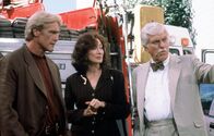 Diagnose: Mord – Steve (Barry Van Dyke, l.), Patricia Purcell (Dixie Carter, M.) und Dr. Mark Sloan (Dick Van Dyke, r.) suchen auf einem Schrottplatz nach Beweismaterial.