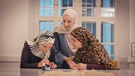 Ansichtssache – Maggie zeigt Nina eines ihrer liebsten Hobbys: die Kalligrafie.