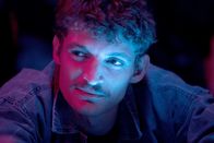 Ad vitam - In alle Ewigkeit – Virgil (Niels Schneider) versucht, seine Fehler wiedergutzumachen.