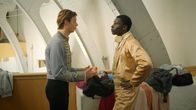Find me in Paris – Jeff (Castle Rock Peters, l.) beichtet seinem Freund Isaac (Terique Jarrett, r.), dass er heimlich ein Hip-Hop-Video von all seinen Freunden aufgenommen hat. Isaac ist wütend und enttäuscht.