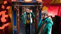 Unheimlich perfekte Freunde – Der Doppelgänger Frido II (Luis Vorbach) winkt aus dem Spiegel Frido (Luis Vorbach) zu.
