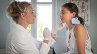 Praxis mit Meerblick – Nora (Tanja Wedhorn) behandelt Emilia (Lene Oderich) nach einem Strandunfall.