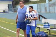 Modern Family – v.li.: Eric Stonestreet (Cameron Tucker), Rico Rodriguez (Manny Delgado).