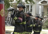 Chicago Fire – Gemeinsames Aufräumen:Jeff Hephner als Jeff Clarke, David Eigenberg als Christopher Herman, Christian Stolte als Mouch, Yuri Sardarov als Otis (Copyright SRF/NBC Universal)