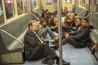 Castle – Ein bewaffneter Mann nimmt zahlreiche Fahrgäste einer U-Bahn als Geiseln, darunter befindet sich auch Detective Esposito (Jon Huertas, vorne r.) ...