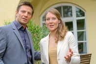 Die Rosenheim-Cops – Im Rahmen einer Mordermittlung kommt es zu einem Wiedersehen zwischen Hansen (Igor Jeftic, l.) und seiner Ex-Verlobten Esther Wilke (Tessa Mittelstaedt, r.).