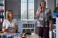Die Rosenheim-Cops – Christin Lange (Sarah Thonig, l.) und Marianne Grasegger (Ursula Maria Burkhart, r.) kurbeln die Gerüchteküche im Kommissariat mal wieder mächtig an: Pathologin Mai soll einen Verehrer haben!