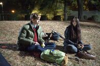Stephen Kings Puls – Suchen nach einem Ort, an dem sie sicher vor den blutrünstigen Smartphone-Zombies sind: Jordan (Owen Teague, l.) und Alice (Isabelle Fuhrman, r.) ...