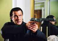 The Foreigner - Der Fremde – Agent Jonathan Cold (Steven Seagal, oben) soll ein Pächcken von Frankreich nach Deutschland liefern.
