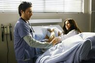 Scrubs - Die Anfänger – J.D. (Zach Braff, l.) ist über Dr. Maddox (Courteney Cox, r.) Methoden sprachlos ...