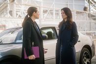 Elementary – Was will die NYPD-Ermittlerin Cortes (Monique Gabriela Curnen, l.) von Watson (Lucy Liu, r.) und wird es ihr gelingen, Joan trotz Sherlocks Wahrungen auf ihre Seite zu ziehen?