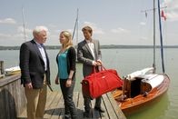 Die Rosenheim-Cops – Controllerin Patrizia Ortmann freut sich, bei einer Bootstour den Vater von Kommissar Sven Hansen kennen zu lernen. (Friedhelm Ptok, Diana Staehly, Igor Jeftic)