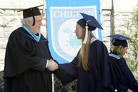Gilmore Girls – Endlich steht der Abschluss kurz bevor und Schulleiter Charleston (Dakin Matthews, l.) überreicht den Schülern ihre Zeugnisse. Paris (Liza Weil, r.) ist sich sicher: Endlich kann das richtige Leben beginnen ...