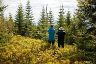 Terra X Harald Lesch – Natur Natur sein lassen: Im Nationalpark Bayerischer Wald trifft Harald Lesch (r.) den Forschungsleiter Jörg Müller (l.). Er setzt darauf, dass sich die Natur selbst regenerieren kann.