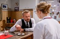 Sturm der Liebe – Erik (Sven Waasner, l.) glaubt, Josie (Lena Conzendorf, r.), mit seinem Vertrauen aufmuntern zu können.
