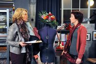 Rote Rosen – ARD ROTE ROSEN FOLGE 1715 Uhr im ERSTEN. Tine (Maike Bollow, l.) und Merle (Anja Franke, r.) sind frohen Mutes, als Rahel Watzmann Interesse an einer Investition in "Gardening for Girls" zeigt.