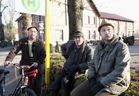 Neues aus Büttenwarder – V. l. Shorty mit Brackelmann und Adsche an der Bushaltestelle.