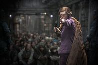 Snowpiercer – Ein Zug, genannt die Arche, der wie ein Perpetuum Mobile endlos durch die Eiswüste rast, ist die letzte Hoffnung der Menschheit, die durch ihr Handeln eine zweite Eiszeit ausgelöst hat. Doch die Arche ist strikt in zwei Lager getrennt, die Armen und Niederen hinten und die Reichen und Oberen vorne. Mason (Tilda Swinton), ein Mitglied der Oberschicht, hält die Unterschicht in Schach. Bis im hinteren Teil des Zuges eine Revolution zu brodeln beginnt ...