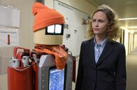Die drei von der Müllabfuhr – Dr. Hanna Keller (Inez Bjørg David) und ihr Müllroboter-Prototyp „Dörte“.