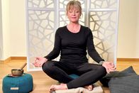 Puls – Puls Meditation – Lebenshilfe oder Geldmacherei? Daniela Lager bei der Meditation Copyright: SRF
