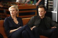 Community – Pierce bekommt Besuch von seiner Stieftochter Amber (Katharine McPhee, l.) und ist sehr bemüht, sich bei ihr von seiner besten Seite zu zeigen. Damit dies auch wirklich gelingt, bittet er Jeff (Joel McHale, r.) um Hilfe ...