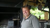 Hoagascht – Jakob Kiesenhofer, Tischlermeister und Züchter von Wagyu Rinder posiert für ein Foto im Mühlviertel