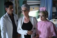 Scream Queens – Als viele neue Patienten ins Krankenhaus eingeliefert werden, müssen Brock (John Stamos, l.), Munsch (Jamie Lee Curtis, M.) und Chanel (Emma Roberts, r.) möglichst schnell den Blutbeutel-Vorrat aufstocken ...