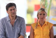 Death in Paradise – Henri (Georges Corraface) und Imke (Katarina Cas) können kaum glauben, dass Francis tot ist. Weilt wirklich ein Mörder unter ihnen?