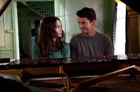 Stoker – Während India (Mia Wasikowska, l.) noch abwehrend auf Charlie (Matthew Goode, r.) Avancen reagiert, unternimmt dieser alles, um deren Anerkennung zu gewinnen. Denn er weiß, dass ihn mit dem Mädchen mehr als nur Blutsbande verbindet ...