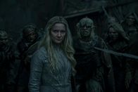 Der Herr der Ringe: Die Ringe der Macht – Galadriel (Morfydd Clark, im Vordergrund) wird von den Orks (Komparsen) zu deren Anführer Adar gebracht.