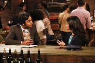 The Big Bang Theory – Raj (Kunal Nayyar, l.) findet sofort Gefallen an Bernadettes neuer Kollegin Ruchi (Swati Kapila, r.), doch damit ist er nicht der einzige ...