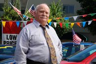 The Middle – Da es für Frankie in letzter Zeit beruflich nicht gut lief, ist sie unter ständiger Beobachtung von ihrem Chef Mr. Ehlert (Brian Doyle-Murray) - ist ihr Job in Gefahr?; Da es für Frankie in letzter Zeit beruflich nicht gut lief, ist sie unter ständiger Beobachtung von ihrem Chef Mr. Ehlert (Brian Doyle-Murray) - ist ihr Job in Gefahr?