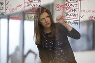 The Accountant – Der Buchhalterin Dana Cummings (Anna Kendrick) sind Unstimmigkeiten in den Abrechnungen ihres Arbeitgebers aufgefallen.