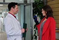 In aller Freundschaft – Dr. Philipp Brentano (Thomas Koch) freut sich Monika Willbrandt (Sabine Vitua) wiederzutreffen. Die nicht so gute Nachricht ist, dass Moni ein Karpaltunnelsyndrom hat, doch das ist fast nebensächlich las sie Philipp erzählt, dass sich ihr größter Wunsch erfüllt hat: Moni ist endlich schwanger. Doch das wollen die beiden am Abend in Monis Bar etwas ausführlicher besprechen und verabreden sich.