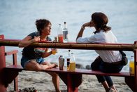 Deadly Tropics – Mélissa (Sonia Rolland, r.) und Gaëlle (Béatrice de la Boulaye, l.) verschaffen sich illegal Zugang zu einer Strandbar und verbringen dort einen ausgelassenen Abend miteinander.